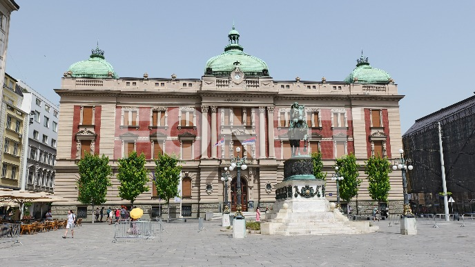 Bez vode oko Trga republike